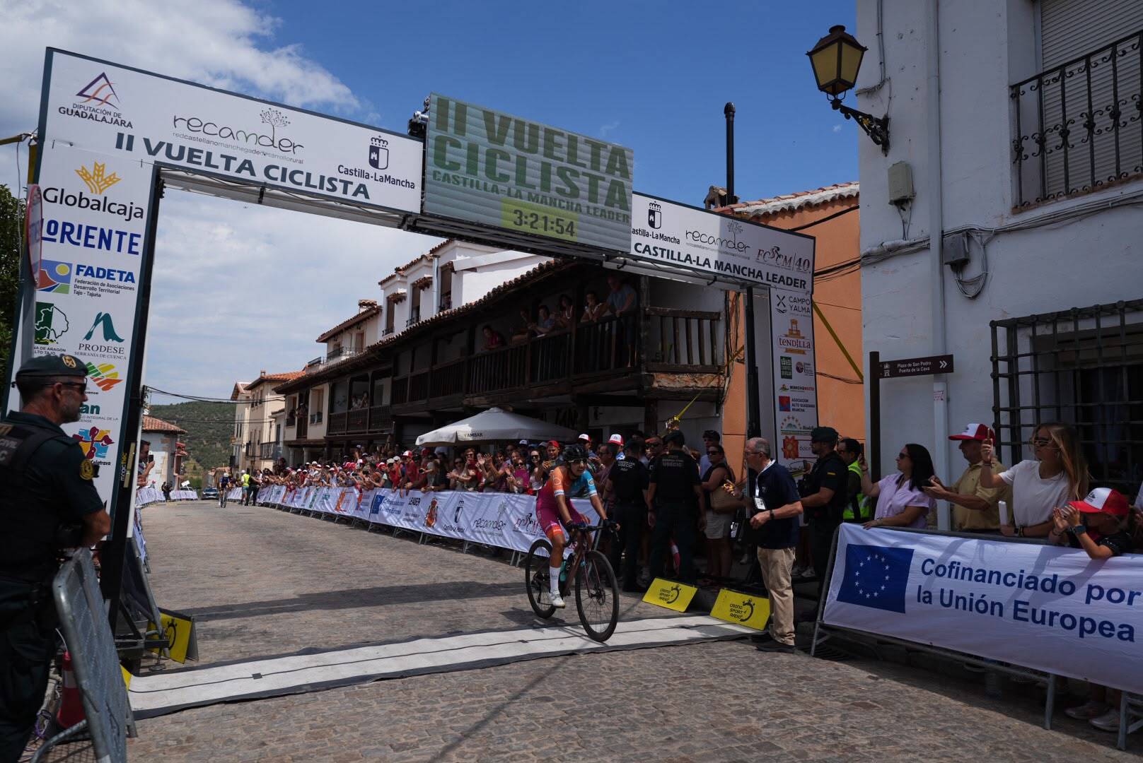 El Pelotón Maite Urteaga vence la Vuelta a Castilla-La Mancha Leader femenina Natalia Vásquez gana la etapa final en Beteta